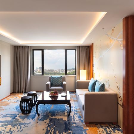 China Hotel Guangzhou - Subway Direct To Pazhou Exhibition Center, Free Shuttle During Canton Fair & Exhibitor Registration Counter Dış mekan fotoğraf Suite
