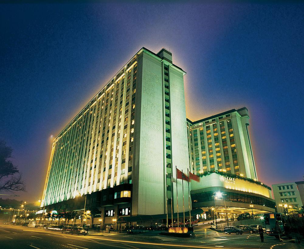 China Hotel Guangzhou - Subway Direct To Pazhou Exhibition Center, Free Shuttle During Canton Fair & Exhibitor Registration Counter Dış mekan fotoğraf The hotel at night
