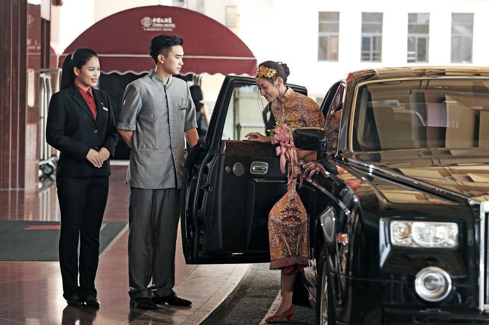 China Hotel Guangzhou - Subway Direct To Pazhou Exhibition Center, Free Shuttle During Canton Fair & Exhibitor Registration Counter Dış mekan fotoğraf A guest is helped out of a car at the entrance of a hotel