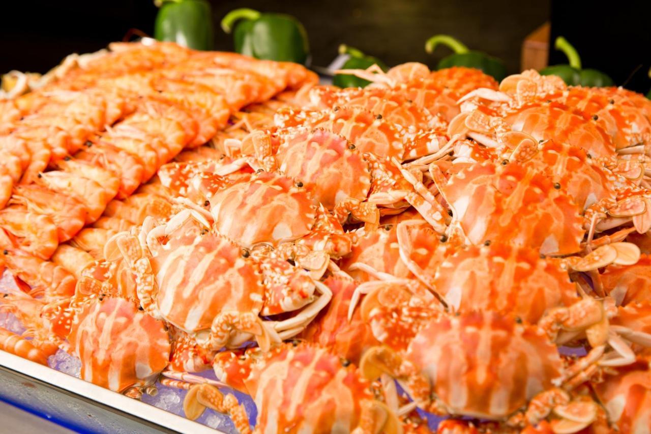 China Hotel Guangzhou - Subway Direct To Pazhou Exhibition Center, Free Shuttle During Canton Fair & Exhibitor Registration Counter Dış mekan fotoğraf A seafood buffet