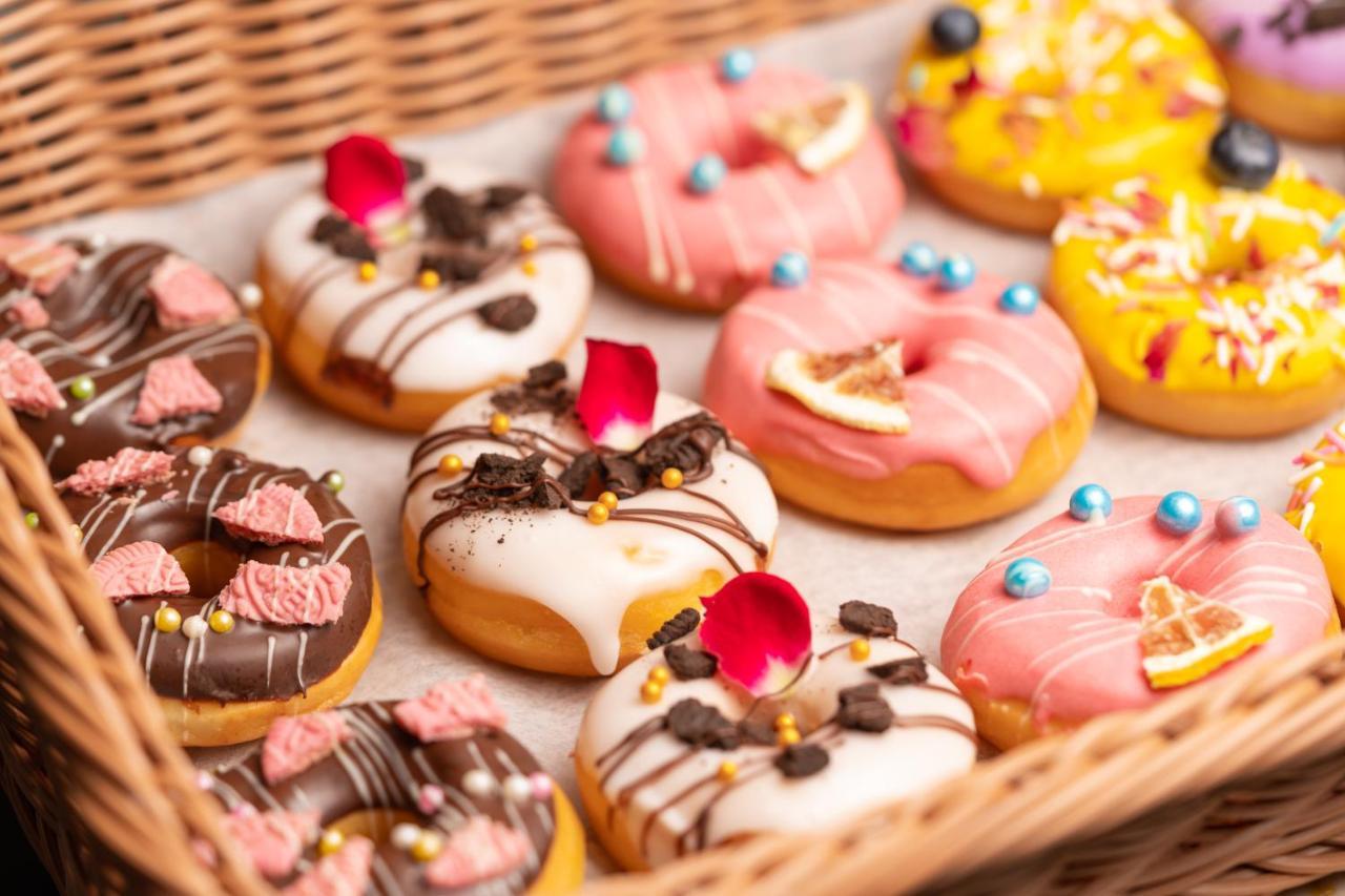 China Hotel Guangzhou - Subway Direct To Pazhou Exhibition Center, Free Shuttle During Canton Fair & Exhibitor Registration Counter Dış mekan fotoğraf Donuts
