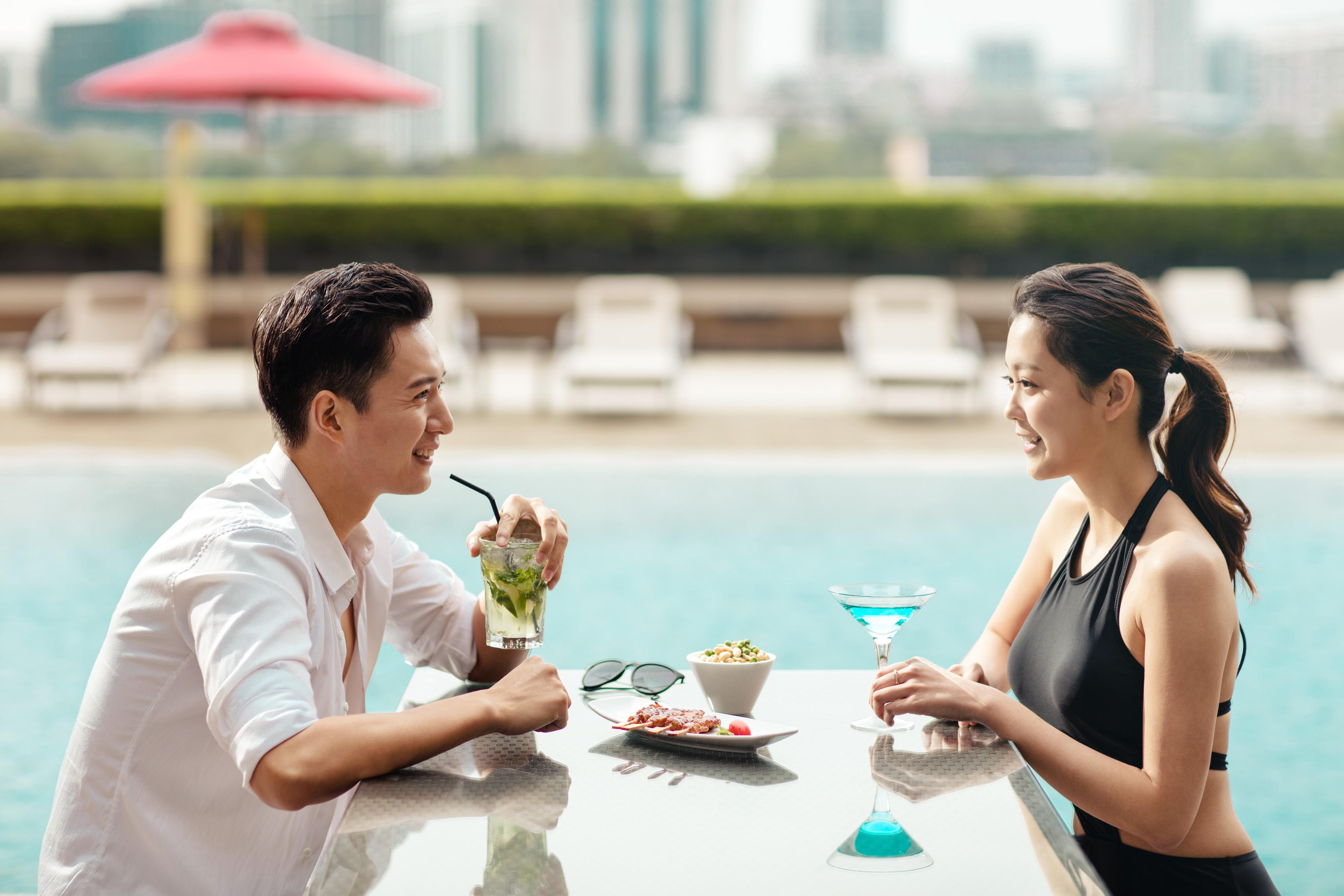 China Hotel Guangzhou - Subway Direct To Pazhou Exhibition Center, Free Shuttle During Canton Fair & Exhibitor Registration Counter Dış mekan fotoğraf A couple at the poolside of the hotel