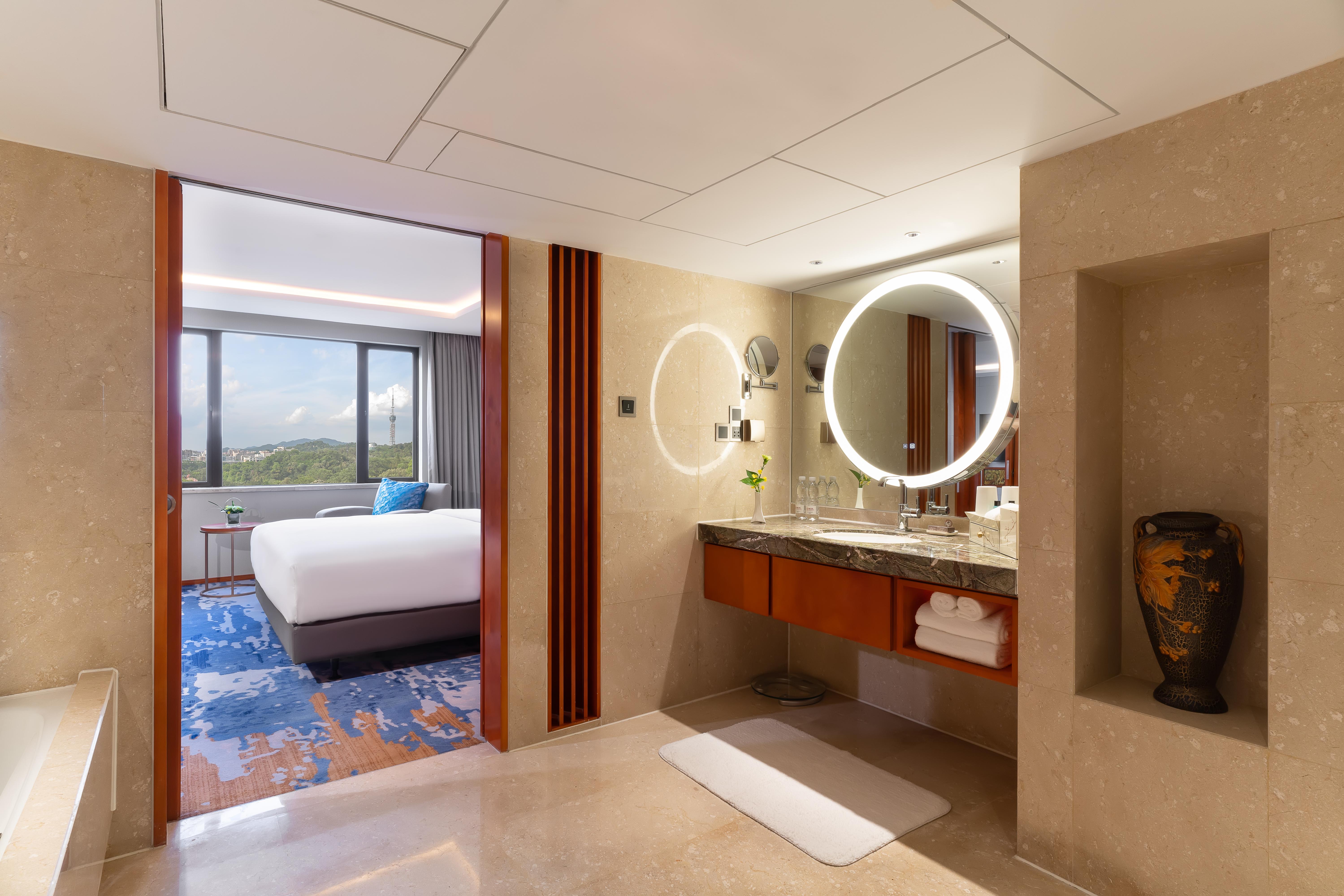 China Hotel Guangzhou - Subway Direct To Pazhou Exhibition Center, Free Shuttle During Canton Fair & Exhibitor Registration Counter Dış mekan fotoğraf Deluxe Suite Bathroom