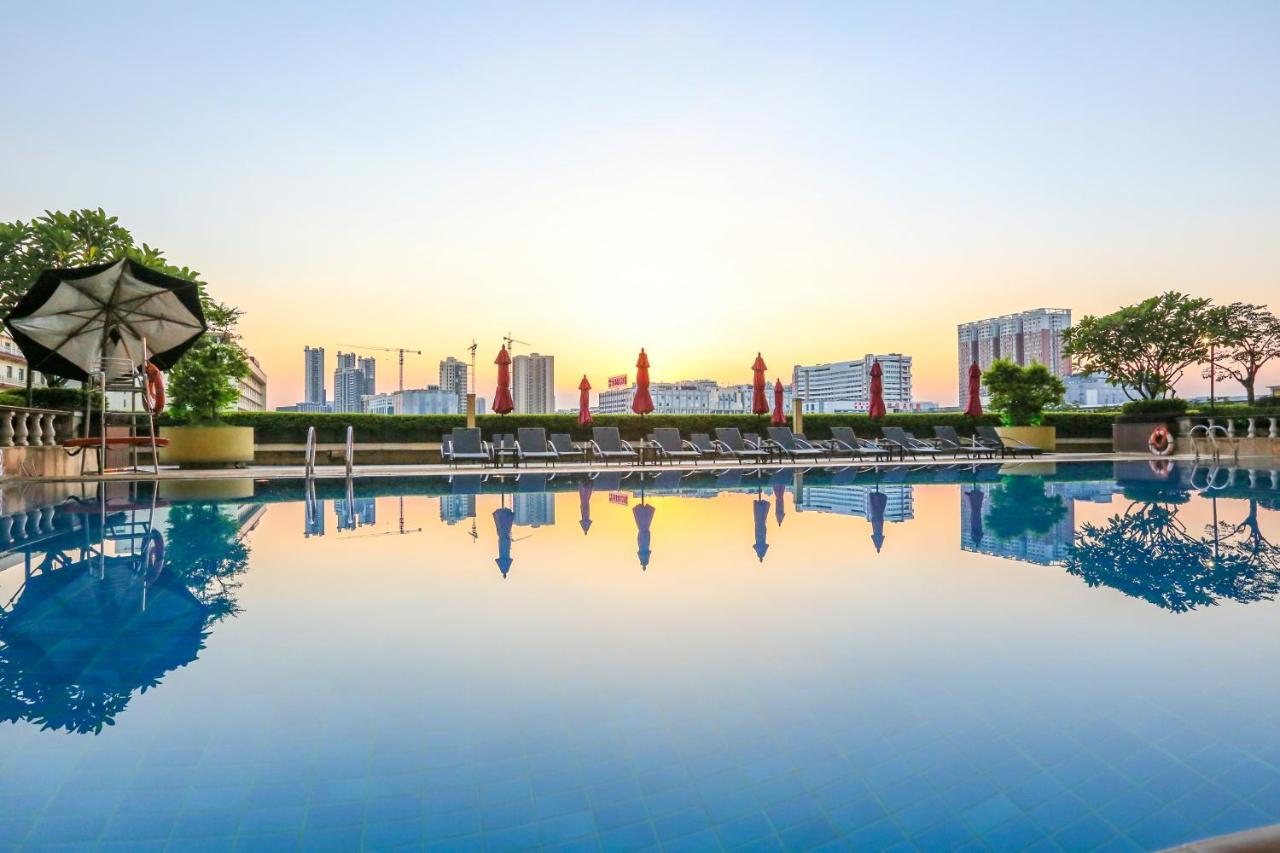 China Hotel Guangzhou - Subway Direct To Pazhou Exhibition Center, Free Shuttle During Canton Fair & Exhibitor Registration Counter Dış mekan fotoğraf The pool at the hotel