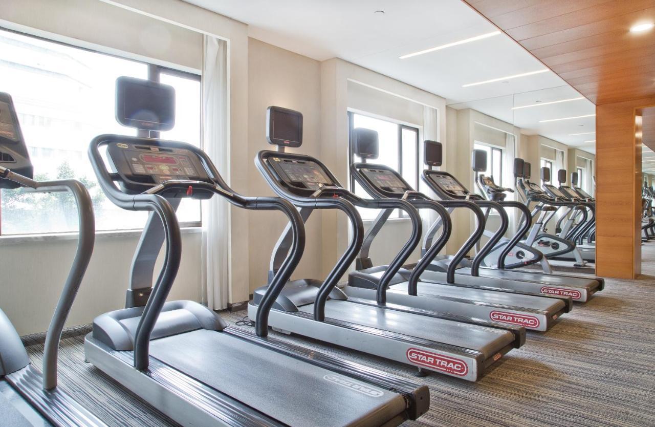 China Hotel Guangzhou - Subway Direct To Pazhou Exhibition Center, Free Shuttle During Canton Fair & Exhibitor Registration Counter Dış mekan fotoğraf Treadmills in a gym