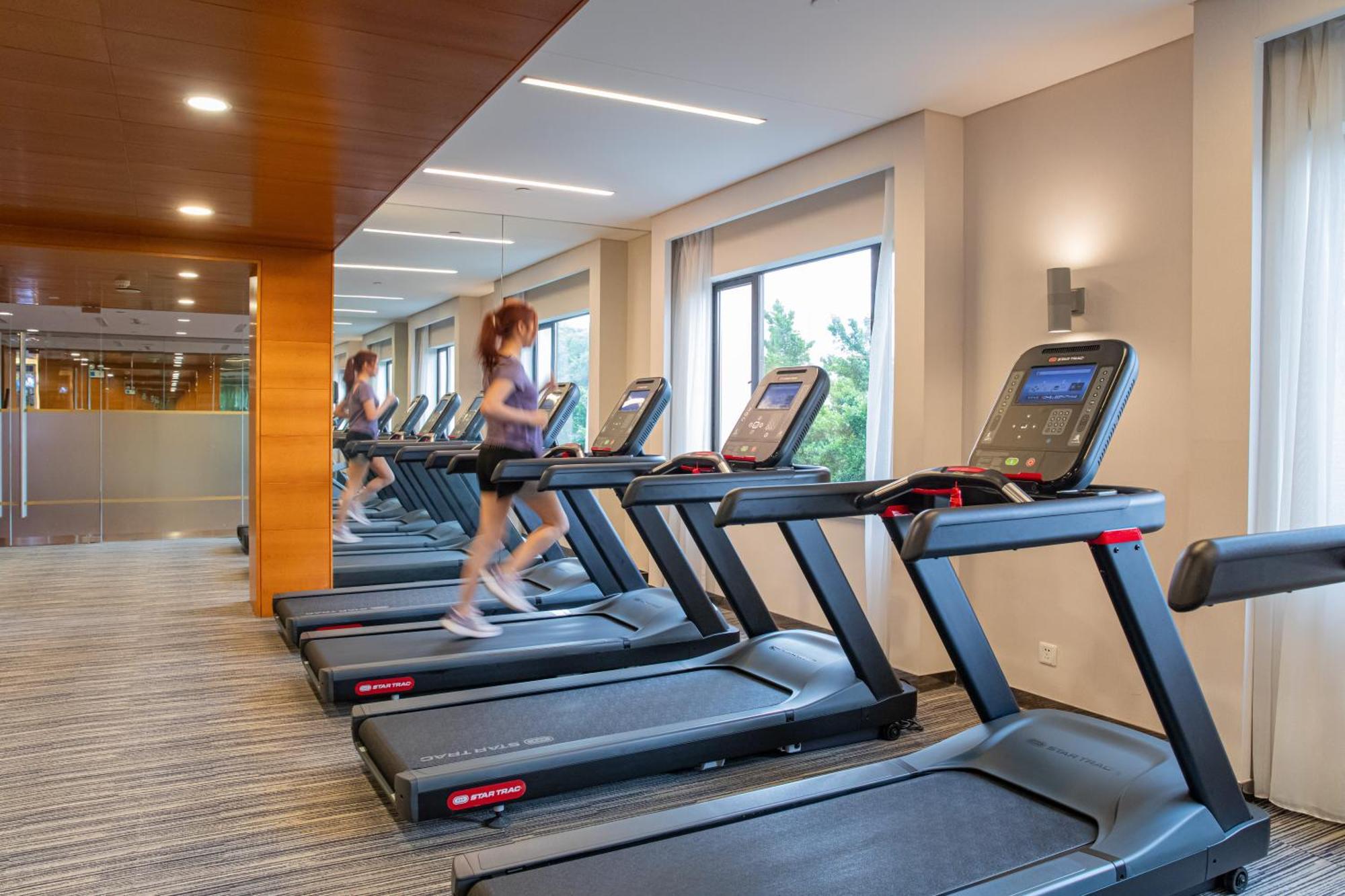 China Hotel Guangzhou - Subway Direct To Pazhou Exhibition Center, Free Shuttle During Canton Fair & Exhibitor Registration Counter Dış mekan fotoğraf A row of treadmills