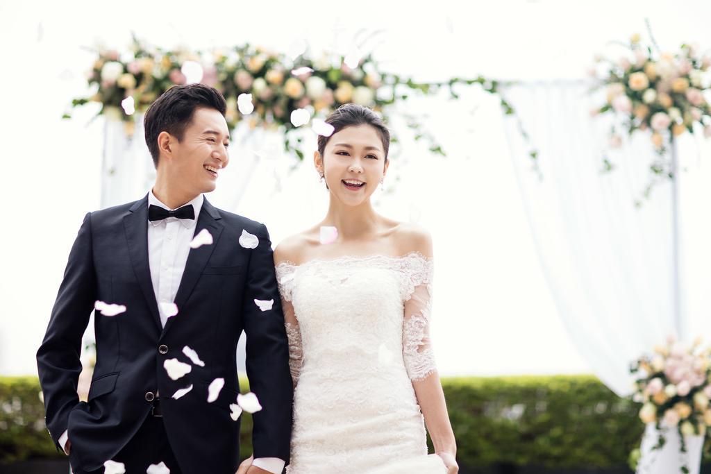 China Hotel Guangzhou - Subway Direct To Pazhou Exhibition Center, Free Shuttle During Canton Fair & Exhibitor Registration Counter Dış mekan fotoğraf A newly married couple