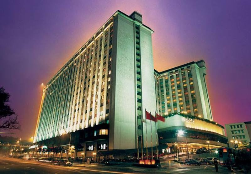 China Hotel Guangzhou - Subway Direct To Pazhou Exhibition Center, Free Shuttle During Canton Fair & Exhibitor Registration Counter Dış mekan fotoğraf The hotel at night