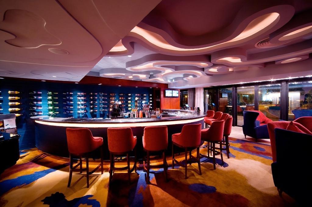 China Hotel Guangzhou - Subway Direct To Pazhou Exhibition Center, Free Shuttle During Canton Fair & Exhibitor Registration Counter Dış mekan fotoğraf The bar at the Sky Bar